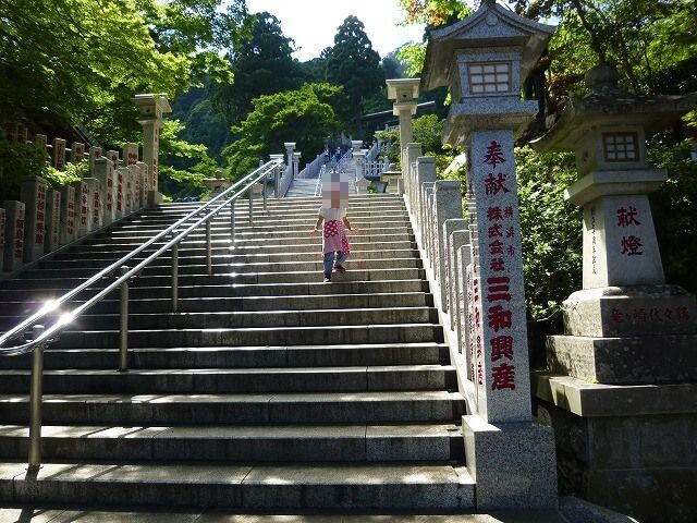 大山阿夫利神社の階段を降りる