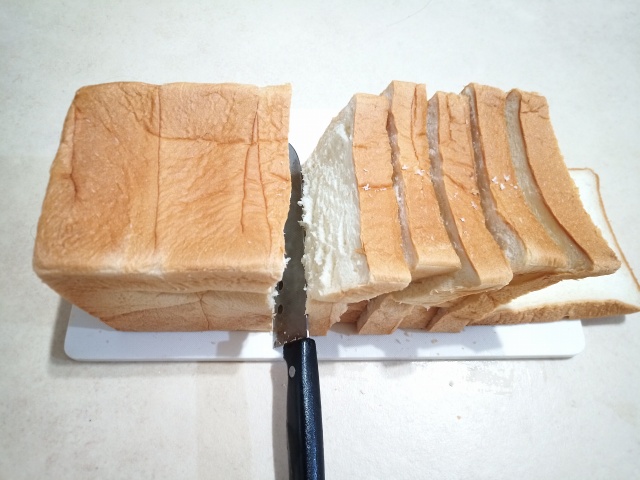 フレッシュ直送パンは、自分の好きな大きさにカット出来る。