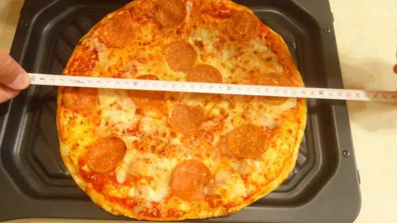 まるほ食品のペパロニピザのサイズを測る