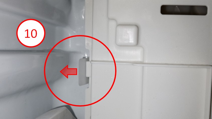 外側に押しながら、カバーを少し手前に引くと、爪の噛み合いが外れます。